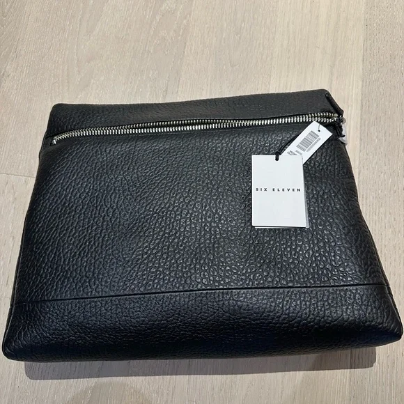 Aritzia SIX ELEVEN huggable Clutch - Picture 3 of 4